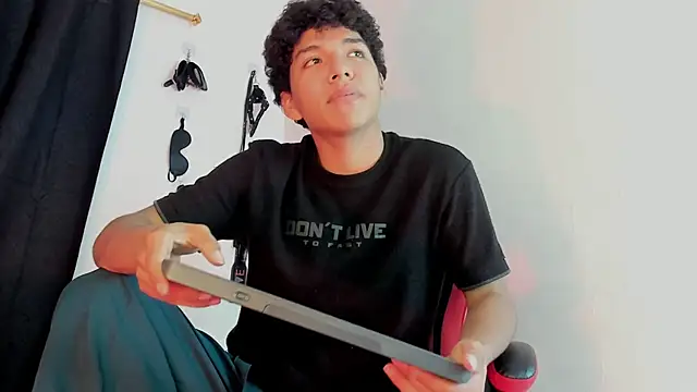 Snapshot of Maximiliano_Khalil chatting on 12-05-25, 07:21 Maximiliano Khalil online show from 12-05-25, 07:21