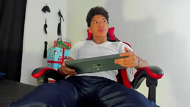 Snapshot of Maximiliano_Khalil chatting on 12-15-25, 07:29 Maximiliano Khalil online show from 12-15-25, 07:29