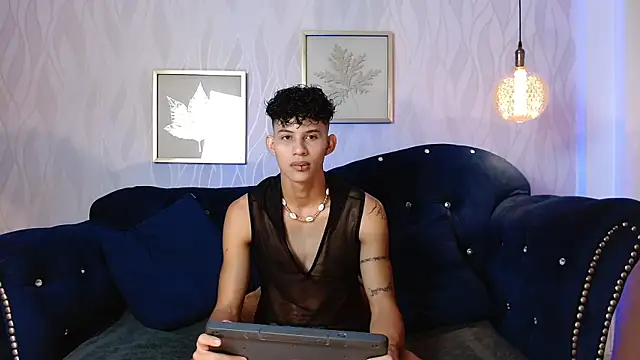 Snapshot of KamiSuarez chatting on 11-03-25, 01:23 KamiSuarez online show from 11-03-25, 01:23