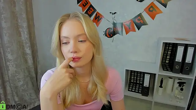 Snapshot of Melanie_Ryer chatting on 10-29-25, 01:19 Melanie Ryer online show from 10-29-25, 01:19