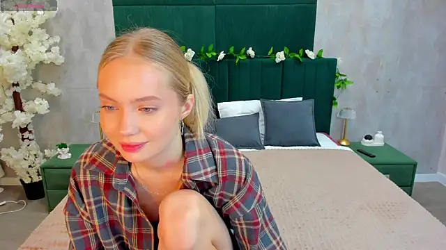 Snapshot of Melanie_Ryer chatting on 11-13-25, 01:37 Melanie Ryer online show from 11-13-25, 01:37