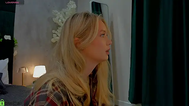 Snapshot of Melanie_Ryer chatting on 11-22-25, 01:04 Melanie Ryer online show from 11-22-25, 01:04