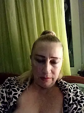 Snapshot of Esenia505 chatting on 11-15-25, 01:40 Esenia505 online show from 11-15-25, 01:40