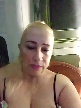 Snapshot of Esenia505 chatting on 11-21-25, 04:22 Esenia505 online show from 11-21-25, 04:22