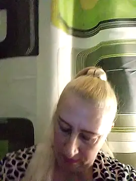 Snapshot of Esenia505 chatting on 11-23-25, 04:01 Esenia505 online show from 11-23-25, 04:01