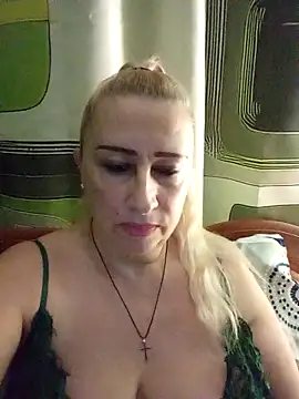 Snapshot of Esenia505 chatting on 12-18-25, 04:07 Esenia505 online show from 12-18-25, 04:07