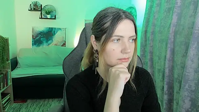 Snapshot of AleksaLaurent chatting on 12-18-25, 09:26 AleksaLaurent online show from 12-18-25, 09:26