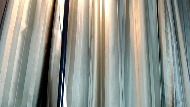 Snapshot of LIYXS chatting on 12-16-25, 02:27 LIYXS online show from 12-16-25, 02:27