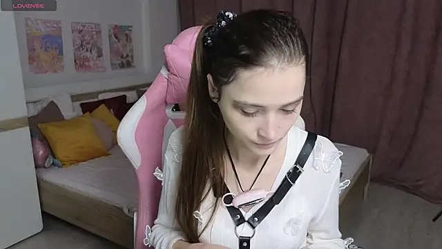 Snapshot of Hana_Flo_ chatting on 11-11-25, 01:44 Hana Flo online show from 11-11-25, 01:44