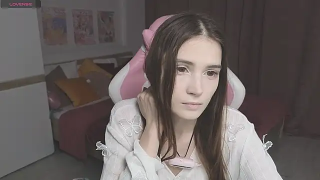 Snapshot of Hana_Flo_ chatting on 11-17-25, 01:06 Hana Flo online show from 11-17-25, 01:06