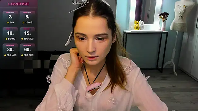 Snapshot of Hana_Flo_ chatting on 12-15-25, 02:32 Hana Flo online show from 12-15-25, 02:32