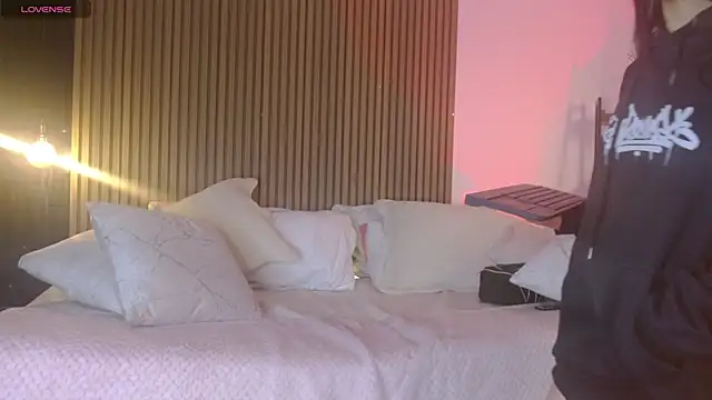 Snapshot of Skay_bluee chatting on 10-29-25, 01:24 Skay bluee online show from 10-29-25, 01:24