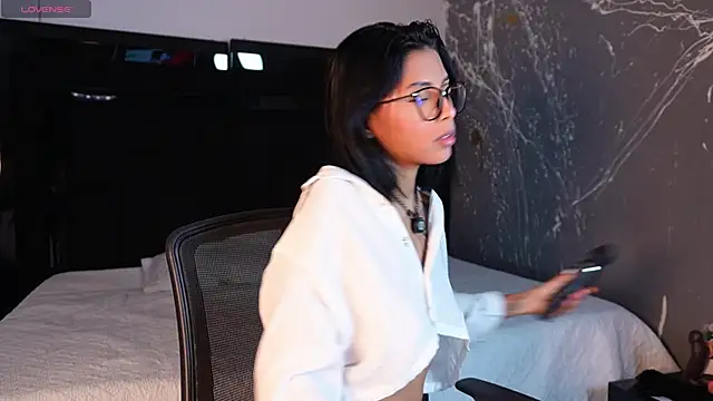 Snapshot of LilithLuxorr chatting on 11-24-25, 01:00 LilithLuxorr online show from 11-24-25, 01:00