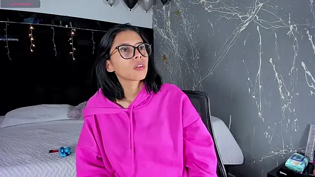 Snapshot of LilithLuxorr chatting on 12-04-25, 01:31 LilithLuxorr online show from 12-04-25, 01:31