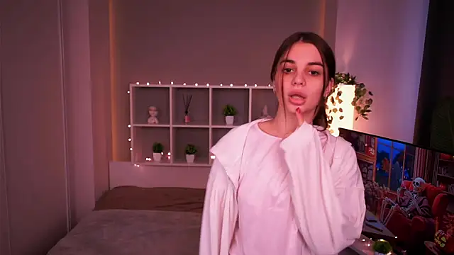 LauraHansil online show from 11-08-25, 06:57