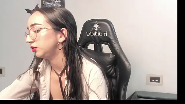 Snapshot of LindsayWild chatting on 11-03-25, 06:42 LindsayWild online show from 11-03-25, 06:42