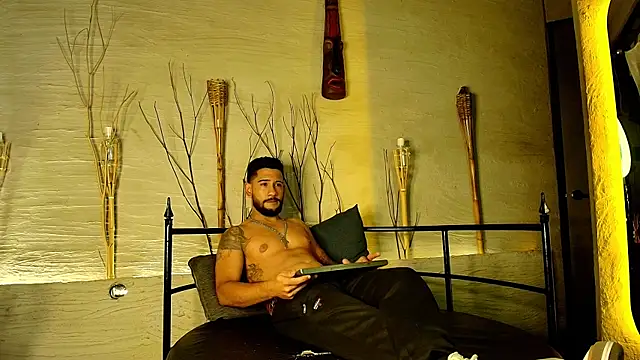 Snapshot of OwenScott chatting on 10-31-25, 04:35 OwenScott online show from 10-31-25, 04:35