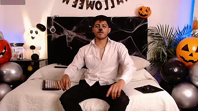 Snapshot of jaiden_thoner chatting on 10-31-25, 04:13 jaiden thoner online show from 10-31-25, 04:13