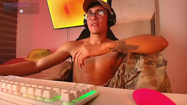 Emilio Rhys online show from 11-21-25, 06:12