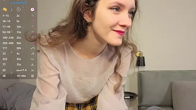 Snapshot of LauraYoungg chatting on 11-28-25, 08:44 LauraYoungg online show from 11-28-25, 08:44