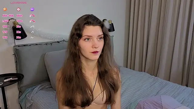 Snapshot of LauraYoungg chatting on 12-13-25, 09:09 LauraYoungg online show from 12-13-25, 09:09