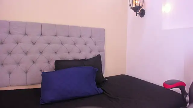 Snapshot of MiaBloom__ chatting on 11-13-25, 11:09 MiaBloom online show from 11-13-25, 11:09