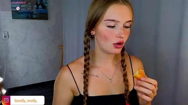 Snapshot of Lovelly_molly1 chatting on 11-06-25, 02:51 Lovelly molly1 online show from 11-06-25, 02:51