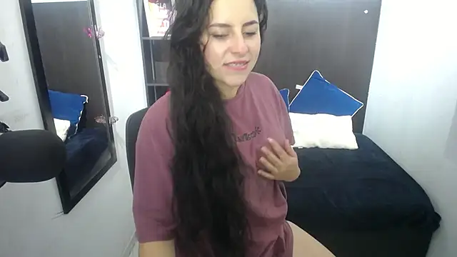 Snapshot of adara_sky chatting on 10-31-25, 07:15 adara sky online show from 10-31-25, 07:15