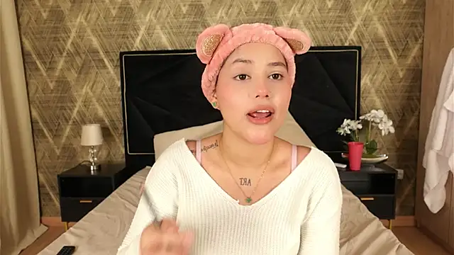 Snapshot of ZoeBella chatting on 11-08-25, 01:11 ZoeBella online show from 11-08-25, 01:11