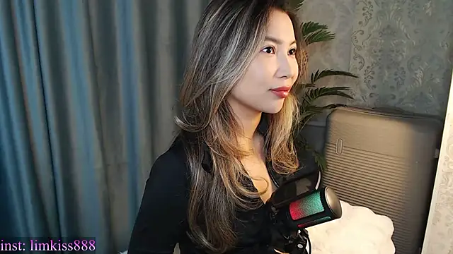 Snapshot of limkiss chatting on 12-16-25, 02:00 limkiss online show from 12-16-25, 02:00