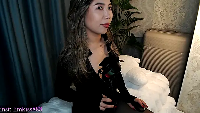 Snapshot of limkiss chatting on 12-17-25, 02:12 limkiss online show from 12-17-25, 02:12