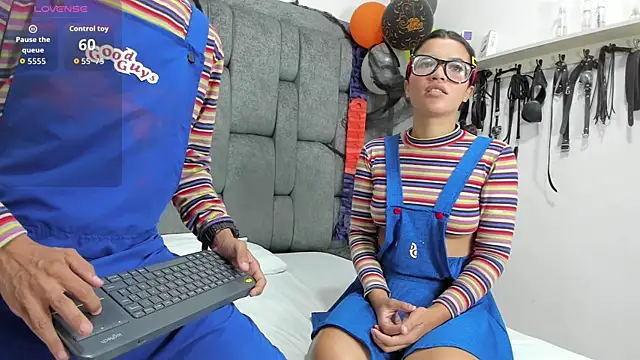 Snapshot of DamianandEva chatting on 10-31-25, 01:12 DamianandEva online show from 10-31-25, 01:12