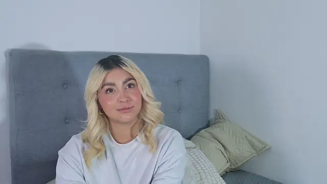 Snapshot of Elina_Hills chatting on 12-03-25, 02:04 Elina Hills online show from 12-03-25, 02:04