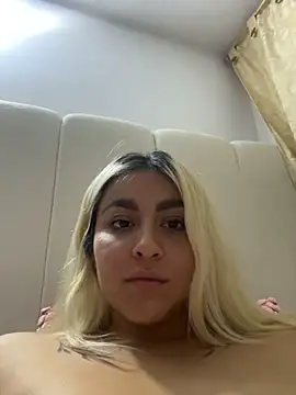 Snapshot of Elina_Hills chatting on 12-17-25, 02:39 Elina Hills online show from 12-17-25, 02:39