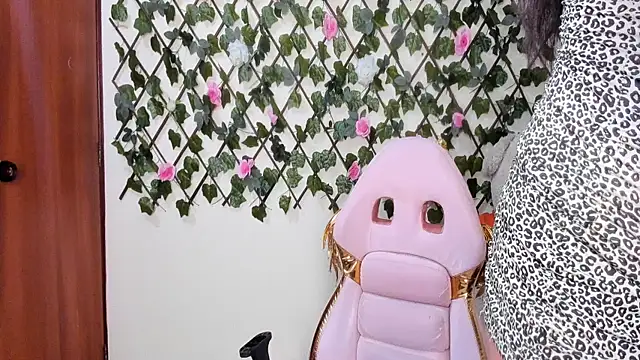 Snapshot of melani_ferraraa_ chatting on 11-16-25, 06:30 melani ferraraa online show from 11-16-25, 06:30