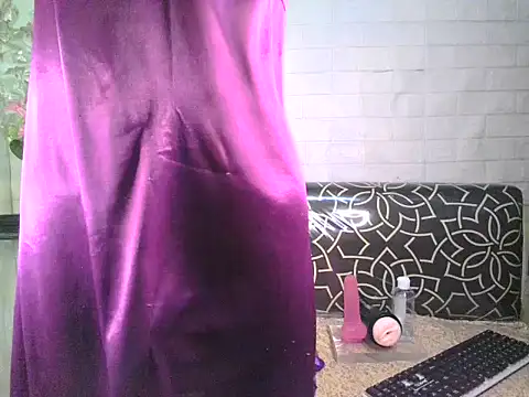 Snapshot of queensilver chatting on 12-01-25, 03:55 queensilver online show from 12-01-25, 03:55