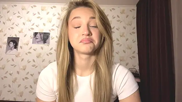 Snapshot of OrethaEredia chatting on 10-30-25, 04:30 OrethaEredia online show from 10-30-25, 04:30