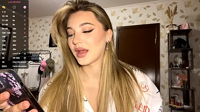 Snapshot of OrethaEredia chatting on 11-17-25, 04:13 OrethaEredia online show from 11-17-25, 04:13