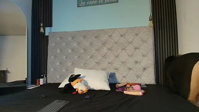 Liia Leens online show from 11-26-25, 04:02