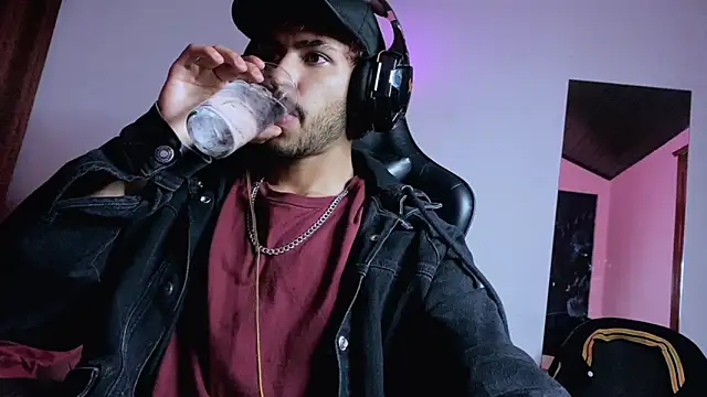 Snapshot of 3v1l chatting on 11-08-25, 04:12 3v1l online show from 11-08-25, 04:12