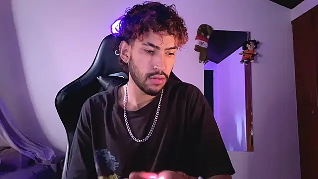 Snapshot of 3v1l chatting on 11-22-25, 09:14 3v1l online show from 11-22-25, 09:14