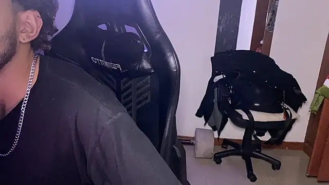 Snapshot of 3v1l chatting on 11-30-25, 11:31 3v1l online show from 11-30-25, 11:31