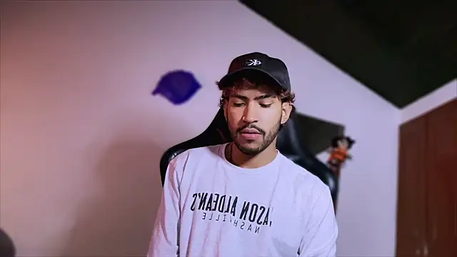 Snapshot of 3v1l chatting on 12-04-25, 05:21 3v1l online show from 12-04-25, 05:21