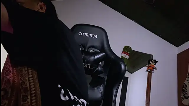 Snapshot of 3v1l chatting on 12-17-25, 08:15 3v1l online show from 12-17-25, 08:15