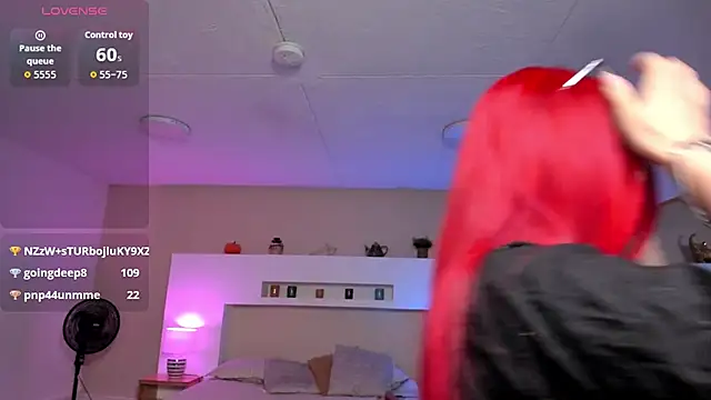 Snapshot of Sophie_Russell_ chatting on 12-20-25, 01:29 Sophie Russell online show from 12-20-25, 01:29