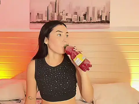 Snapshot of Madisonkay chatting on 12-17-25, 07:09 Madisonkay online show from 12-17-25, 07:09