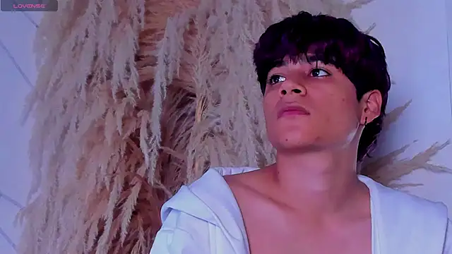 Snapshot of Leo_Glow chatting on 02-14-26, 12:35 Leo Glow online show from 02-14-26, 12:35