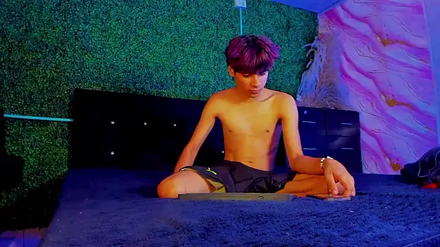 Snapshot of Leo_Glow chatting on 02-19-26, 01:07 Leo Glow online show from 02-19-26, 01:07