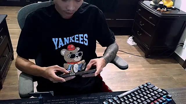 Snapshot of _lulu9999_ chatting on 12-16-25, 03:17 lulu9999 online show from 12-16-25, 03:17