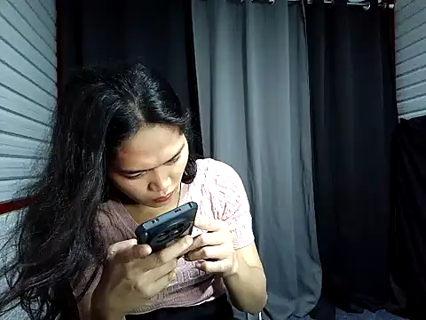 Snapshot of xwildflowerx chatting on 11-23-25, 12:10 xwildflowerx online show from 11-23-25, 12:10